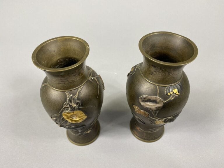 Japon - Paire de petits vases balustre en bronze et métaux incrustés dorés et c…
