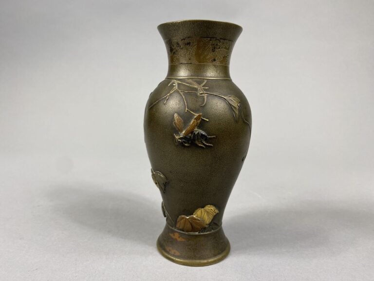 Japon - Paire de petits vases balustre en bronze et métaux incrustés dorés et c…