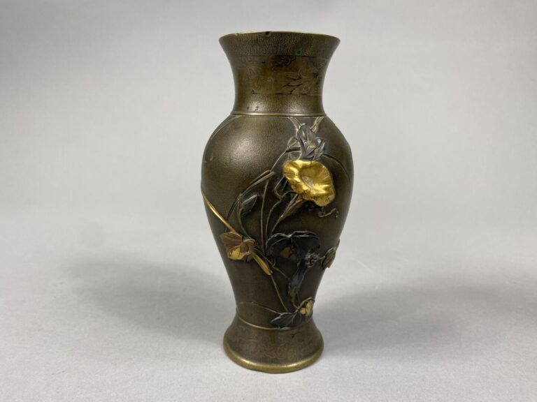 Japon - Paire de petits vases balustre en bronze et métaux incrustés dorés et c…