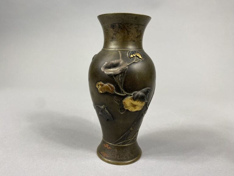 Japon - Paire de petits vases balustre en bronze et métaux incrustés dorés et c…