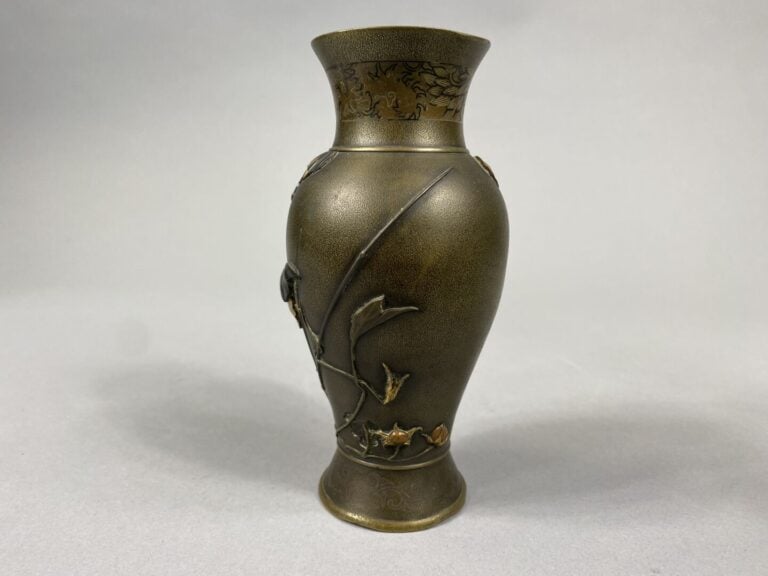 Japon - Paire de petits vases balustre en bronze et métaux incrustés dorés et c…