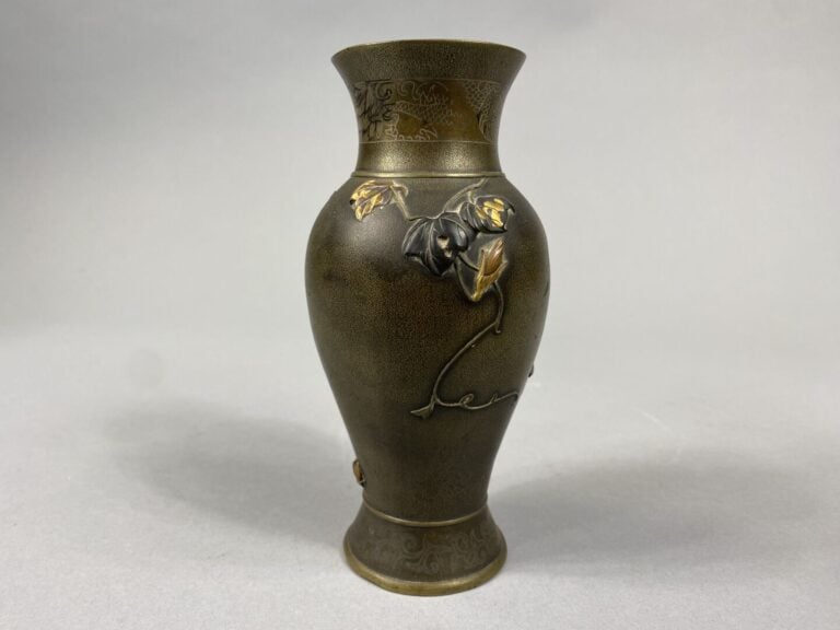 Japon - Paire de petits vases balustre en bronze et métaux incrustés dorés et c…