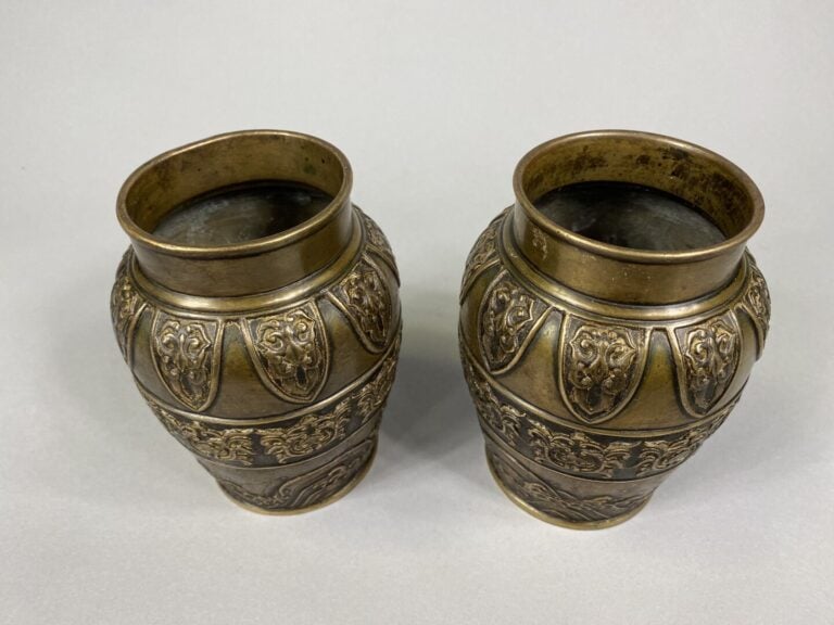Japon - Paire de vases en bronze à décor en relief de frises de palmettes, moti…