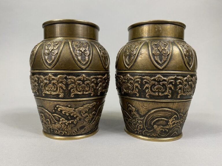 Japon - Paire de vases en bronze à décor en relief de frises de palmettes, moti…