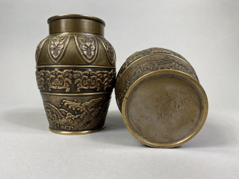 Japon - Paire de vases en bronze à décor en relief de frises de palmettes, moti…