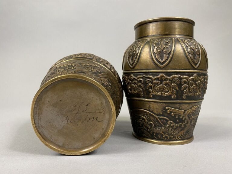 Japon - Paire de vases en bronze à décor en relief de frises de palmettes, moti…