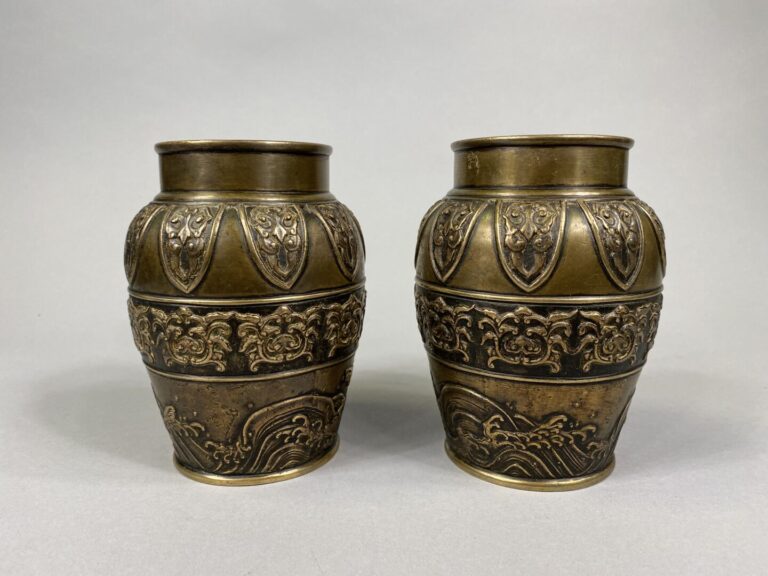 Japon - Paire de vases en bronze à décor en relief de frises de palmettes, moti…