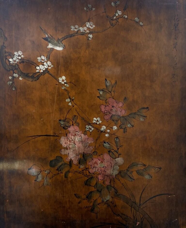 Japon - Panneau de bois à décor polychrome d'oiseau reposant sur un cerisier en…