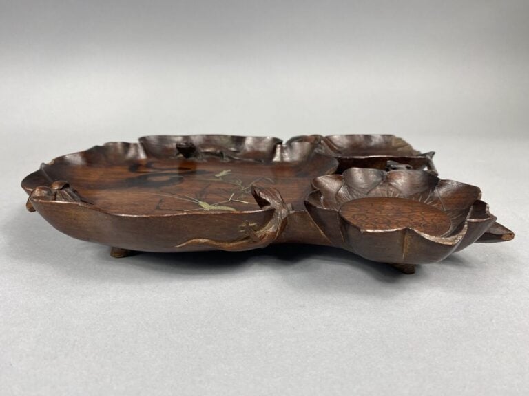 Japon - Petit plateau en bois à décor incrusté d'une écrevisse et sculpté de lé…