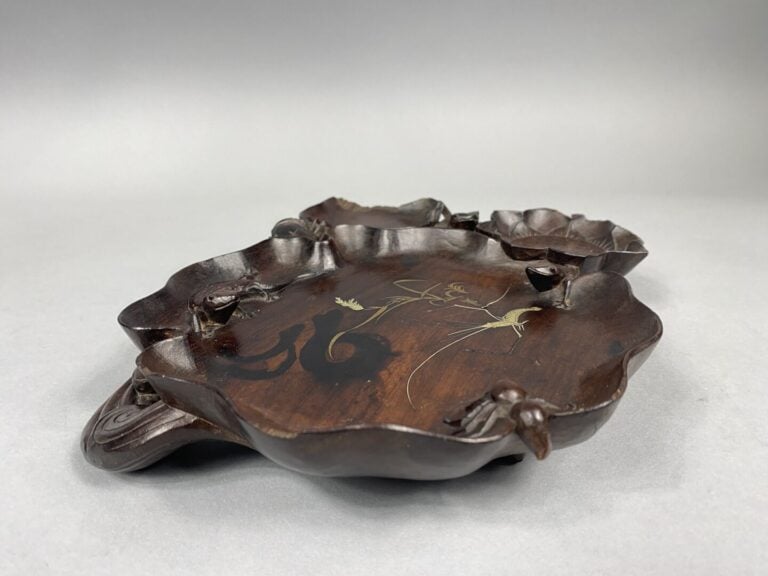 Japon - Petit plateau en bois à décor incrusté d'une écrevisse et sculpté de lé…