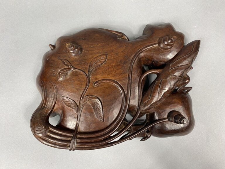 Japon - Petit plateau en bois à décor incrusté d'une écrevisse et sculpté de lé…