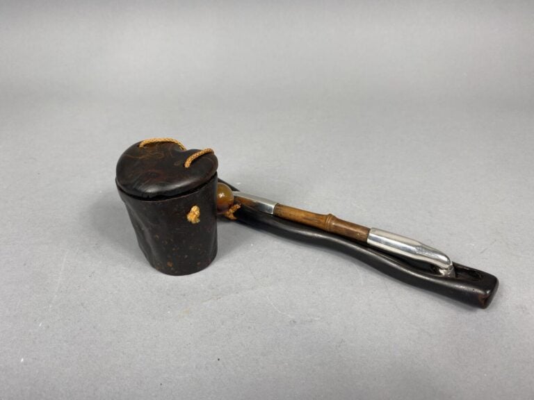 Japon - Pipe / kiseru en bois et métal argenté reprosant sur son socle en bois…