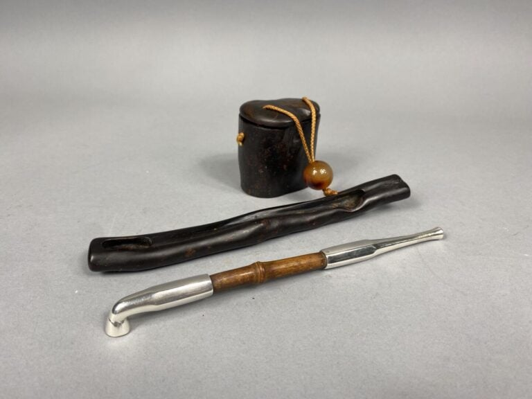 Japon - Pipe / kiseru en bois et métal argenté reprosant sur son socle en bois…