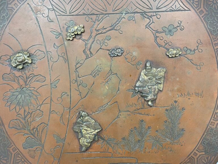 Japon - Plat de forme ronde en bronze ciselé à décor en applique d'arbres fleur…