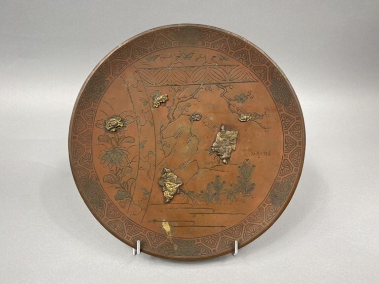 Japon - Plat de forme ronde en bronze ciselé à décor en applique d'arbres fleur…