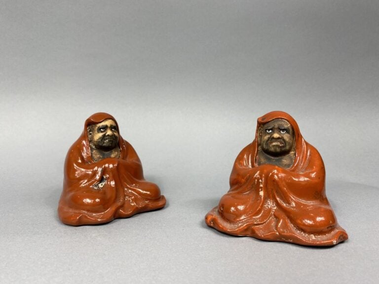 Japon - Suite de deux sujets en grès émaillé représentant Daruma portant une ro…