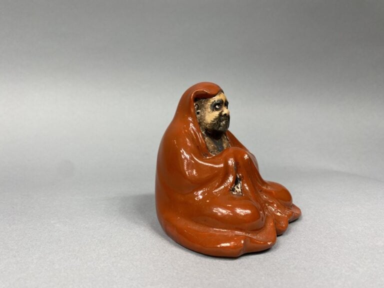 Japon - Suite de deux sujets en grès émaillé représentant Daruma portant une ro…