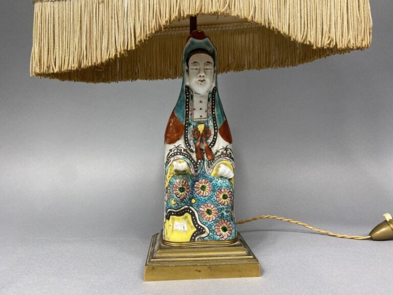 Japon - Sujet en porcelaine émaillée polychrome représentant une femme assise r…