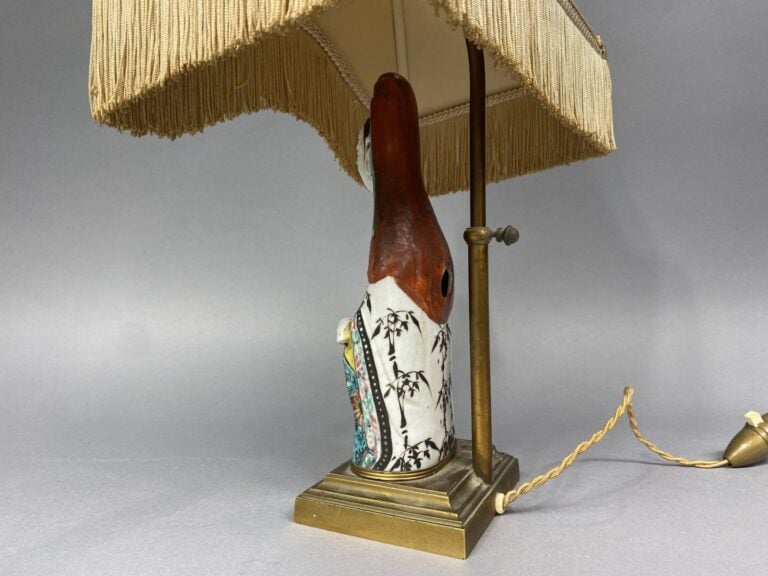 Japon - Sujet en porcelaine émaillée polychrome représentant une femme assise r…