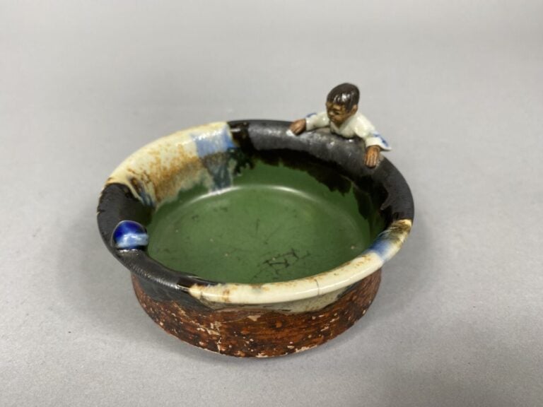 Japon, Sumidagawa - Petite coupe en grès émaillé polychrome dans les tons beige…