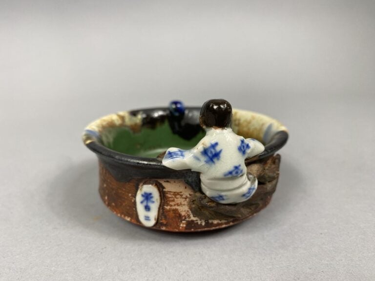 Japon, Sumidagawa - Petite coupe en grès émaillé polychrome dans les tons beige…