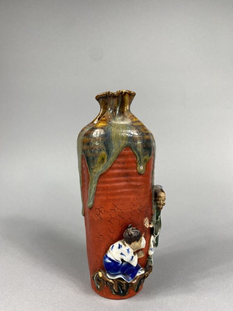 Japon, Sumidagawa - Vase en grès émaillé polychrome à décor de personnages en a…