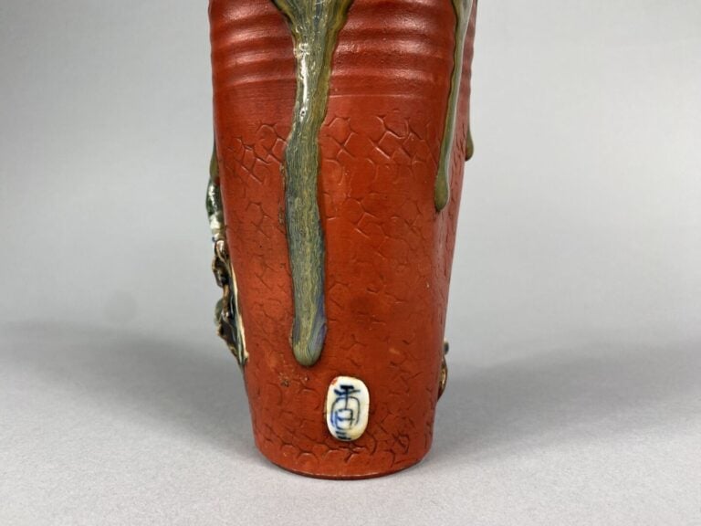 Japon, Sumidagawa - Vase en grès émaillé polychrome à décor de personnages en a…