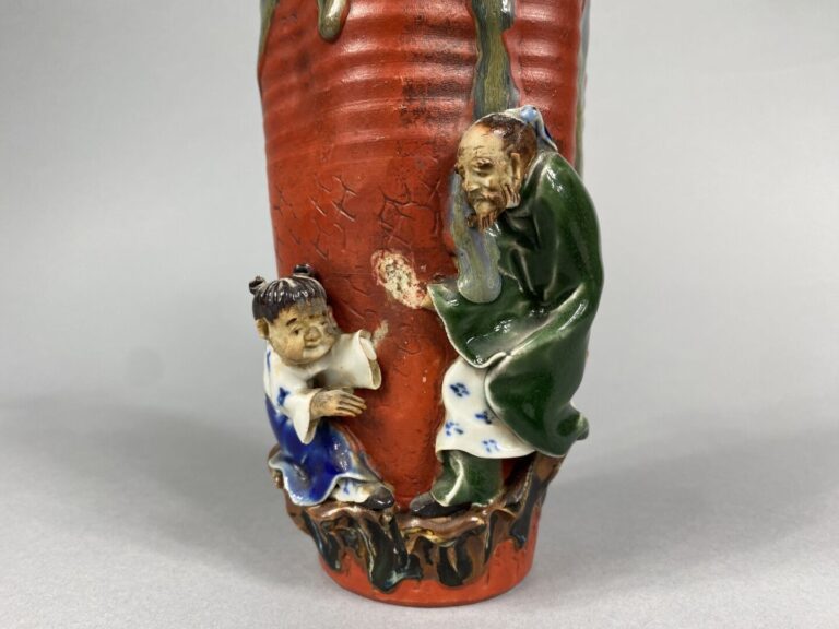 Japon, Sumidagawa - Vase en grès émaillé polychrome à décor de personnages en a…