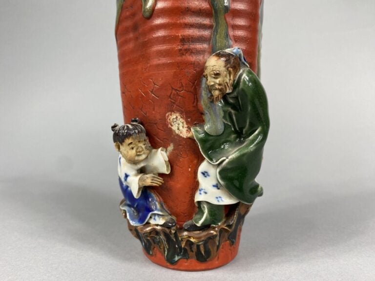 Japon, Sumidagawa - Vase en grès émaillé polychrome à décor de personnages en a…