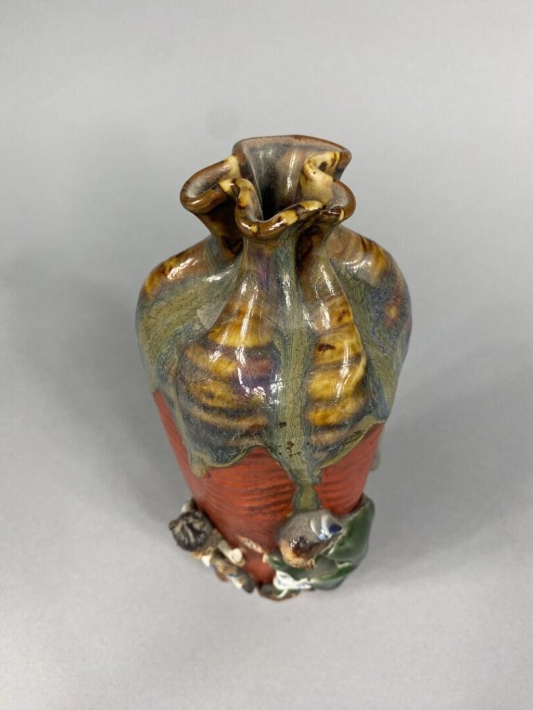 Japon, Sumidagawa - Vase en grès émaillé polychrome à décor de personnages en a…