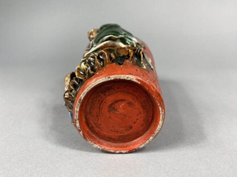 Japon, Sumidagawa - Vase en grès émaillé polychrome à décor de personnages en a…