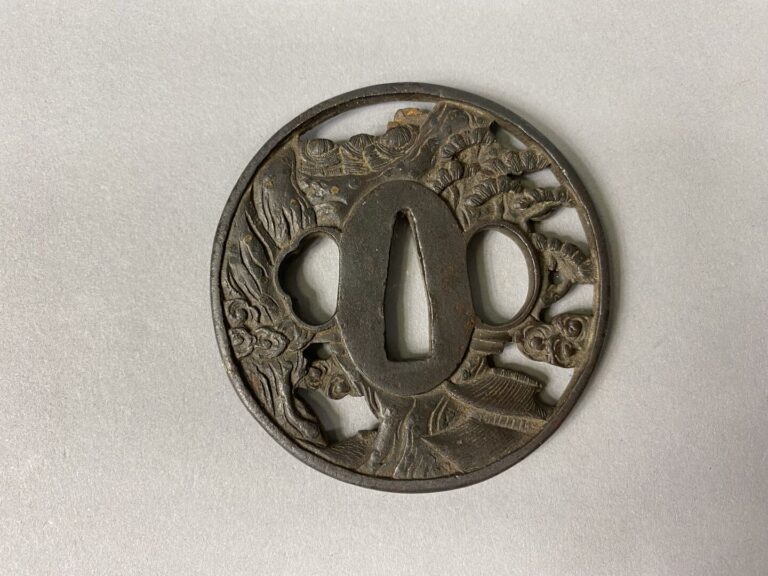Japon - Tsuba en fer de forme Maru-gata à décor incrusté de cuivre et d'argent.…