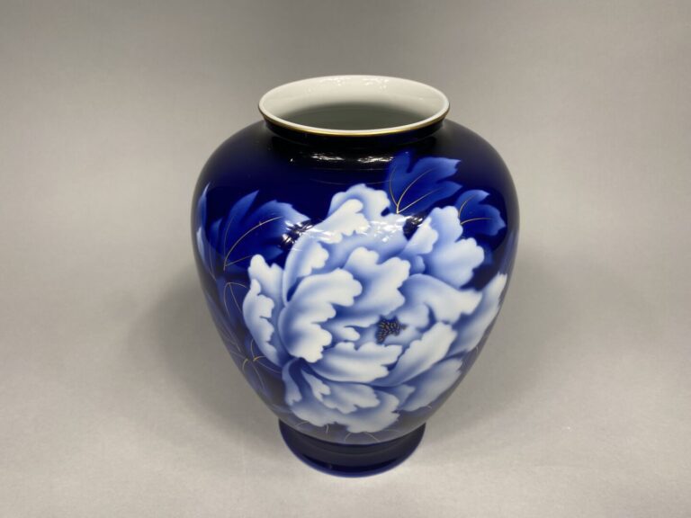 Japon - Vase balustre en porcelaine émaillée dans les tons bleu et doré à décor…
