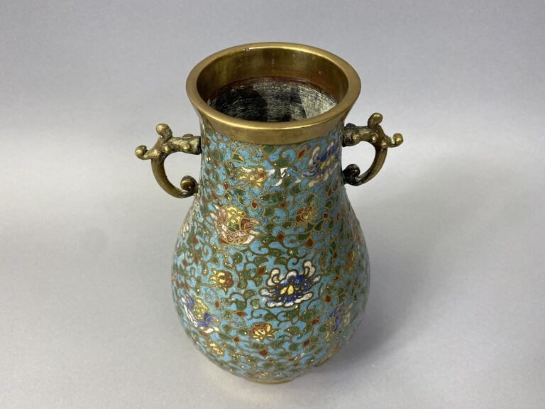 Japon - Vase balustre encloisonné à décor de fleurs sur fond turquoise - Anse à…