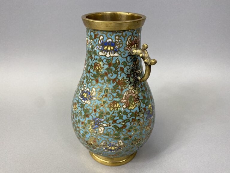 Japon - Vase balustre encloisonné à décor de fleurs sur fond turquoise - Anse à…