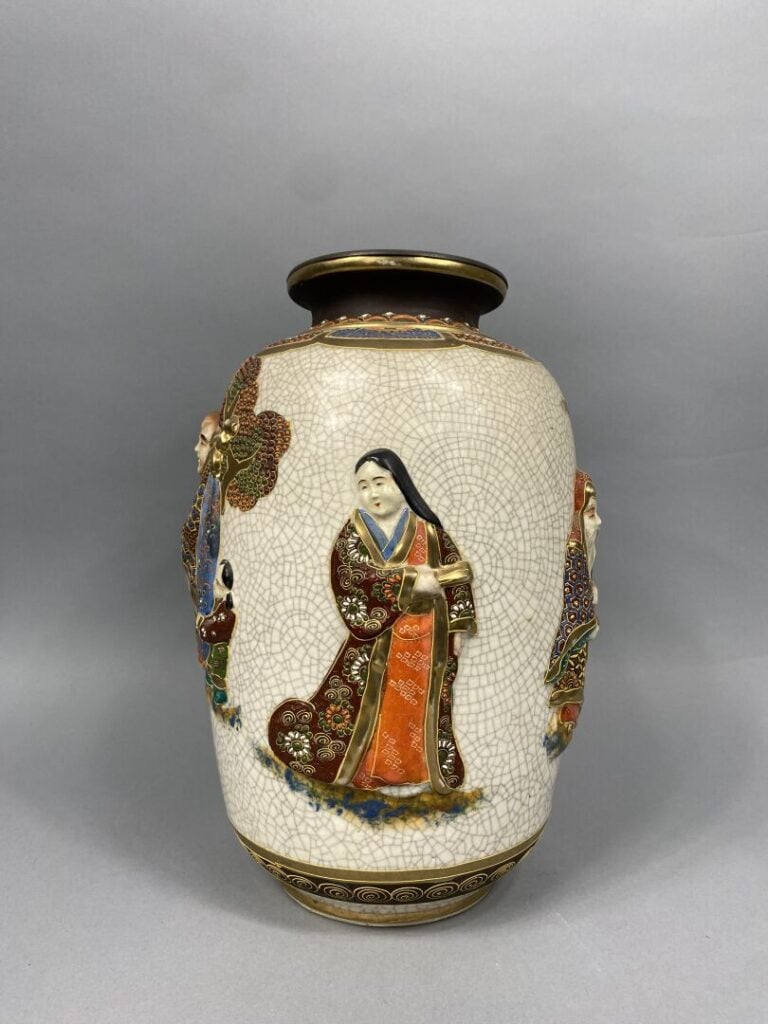Japon - Vase en faïence de Satsuma à décor de personnages en relief sur fond cr…