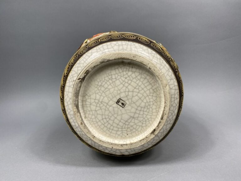 Japon - Vase en faïence de Satsuma à décor de personnages en relief sur fond cr…