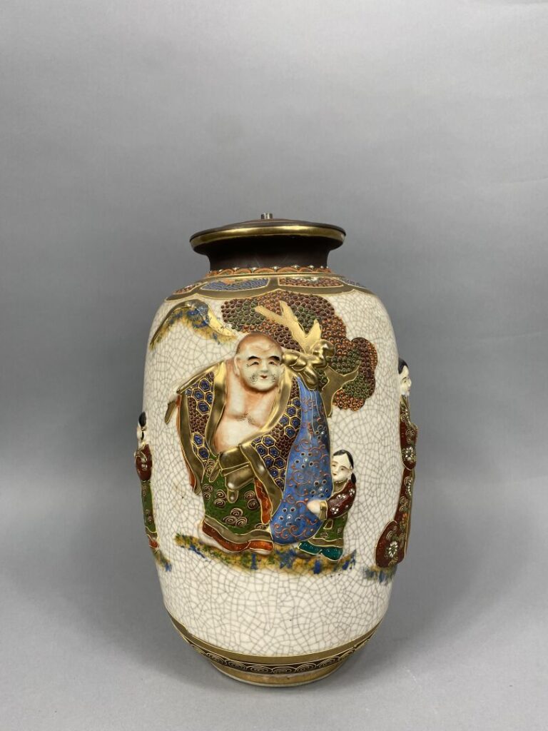 Japon - Vase en faïence de Satsuma à décor de personnages en relief sur fond cr…