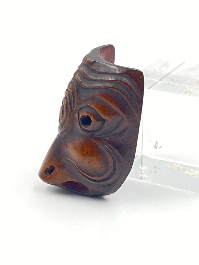 JAPON - XIXe siècle - Netsuke en bois, masque de kappa, l'intérieur laqué rouge…