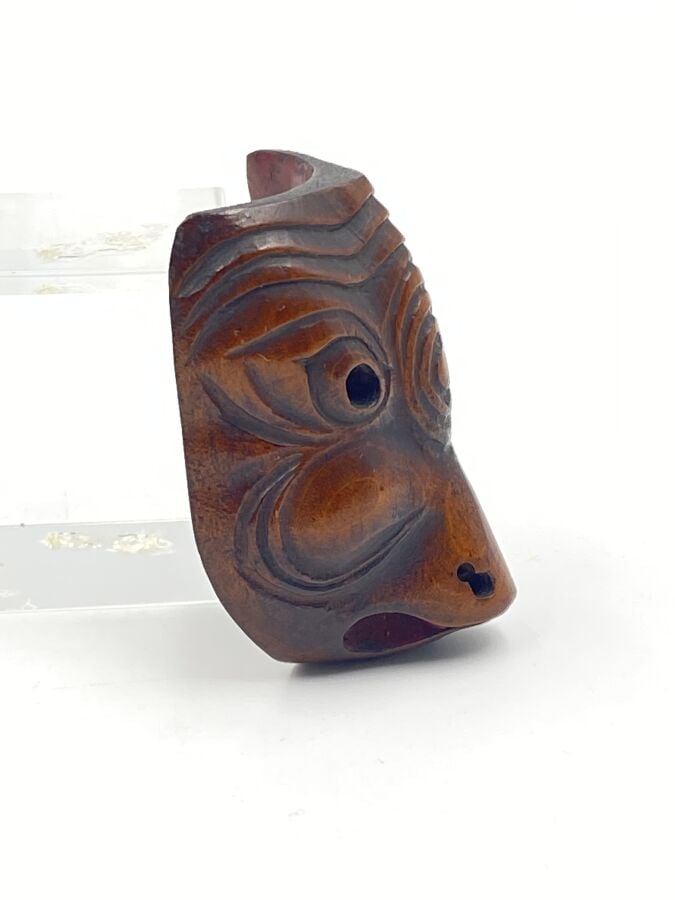 JAPON - XIXe siècle - Netsuke en bois, masque de kappa, l'intérieur laqué rouge…