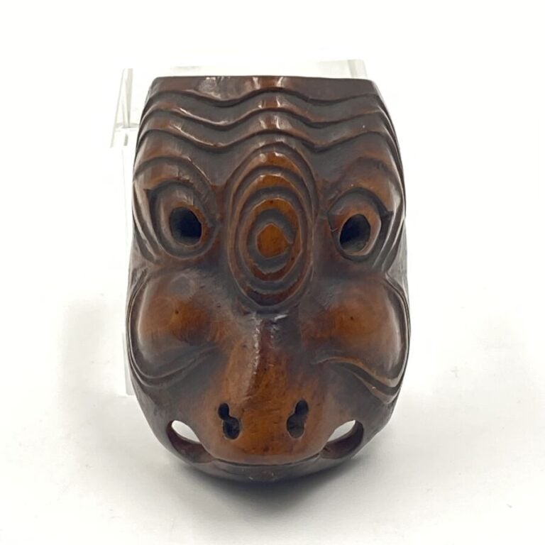 JAPON - XIXe siècle - Netsuke en bois, masque de kappa, l'intérieur laqué rouge…