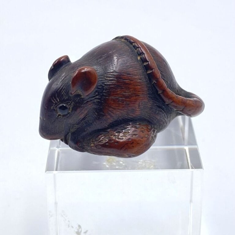 JAPON - XIXe siècle - Netsuke en bois, rat posé sur une châtaigne, la queue rep…