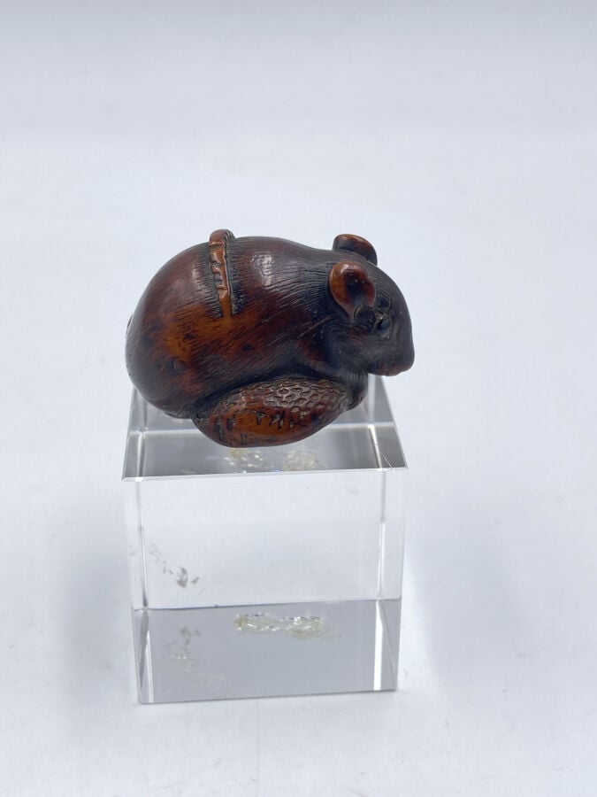 JAPON - XIXe siècle - Netsuke en bois, rat posé sur une châtaigne, la queue rep…