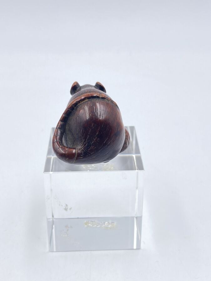 JAPON - XIXe siècle - Netsuke en bois, rat posé sur une châtaigne, la queue rep…
