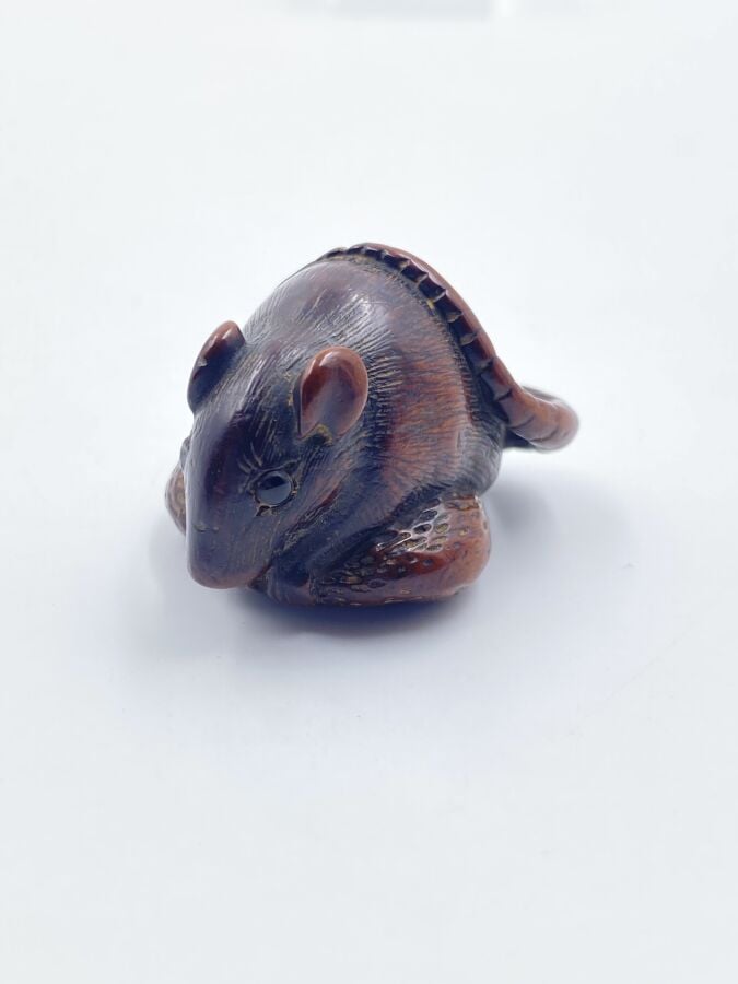 JAPON - XIXe siècle - Netsuke en bois, rat posé sur une châtaigne, la queue rep…