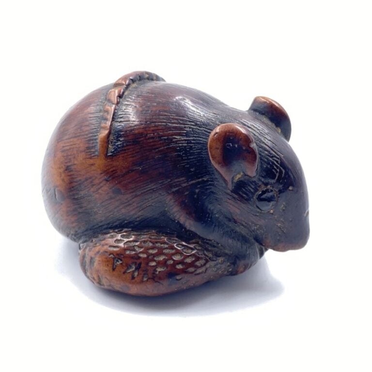 JAPON - XIXe siècle - Netsuke en bois, rat posé sur une châtaigne, la queue rep…