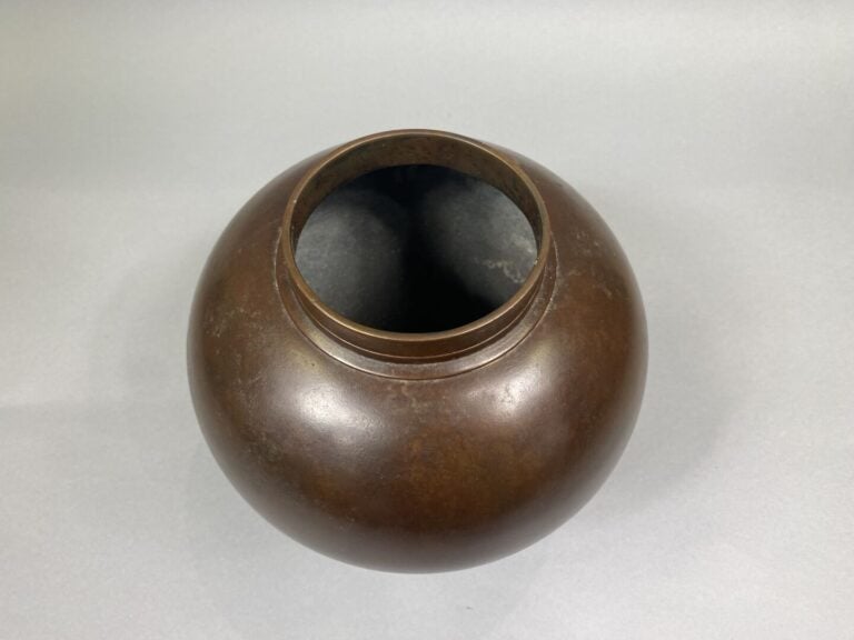 Japon, XXe siècle - Vase à panse ovoïde en bronze, le col marqué d'un liseré -…