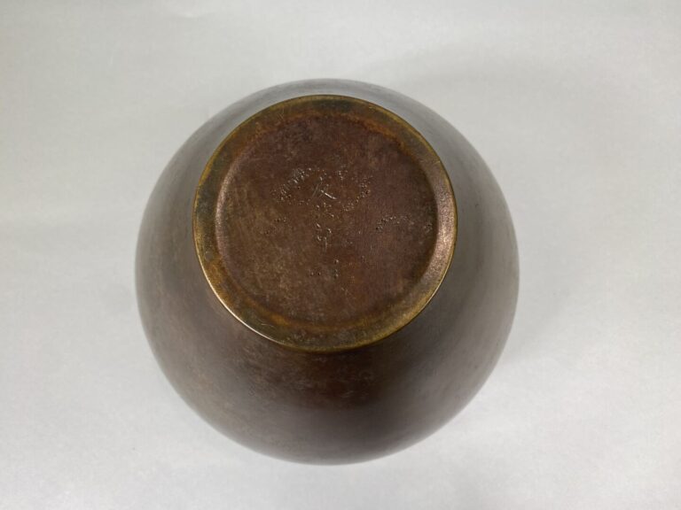 Japon, XXe siècle - Vase à panse ovoïde en bronze, le col marqué d'un liseré -…