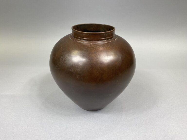Japon, XXe siècle - Vase à panse ovoïde en bronze, le col marqué d'un liseré -…