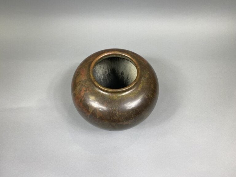Japon, XXe siècle - Vase boule en bronze à patine aux reflets verts, fine lèvre…
